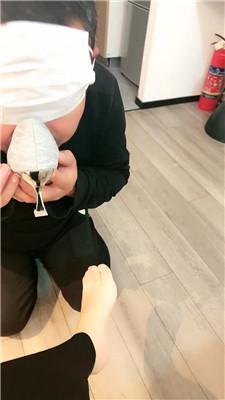 悠米贱狗舔脚丫舌头伸的很长 JS241104-11