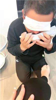 悠米贱狗舔脚丫舌头伸的很长 JS241104-11