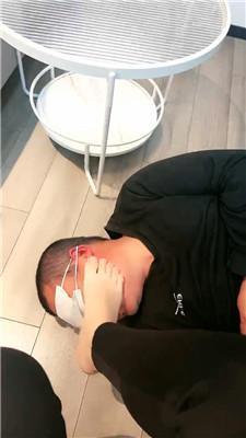 悠米贱狗舔脚丫舌头伸的很长 JS241104-11