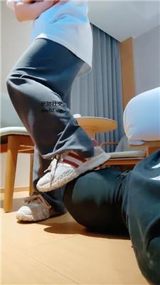 妮蔻脏运动鞋全体重踩踏/骑马闻舔白袜/品尝内裤 bf46592