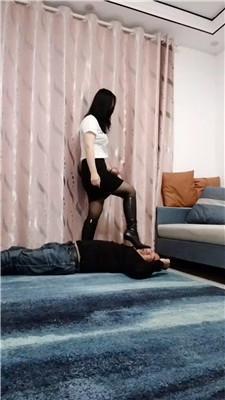 婉婷殿下高跟长靴+小白鞋黑丝全体重踩踏双视角版 JS241117-15