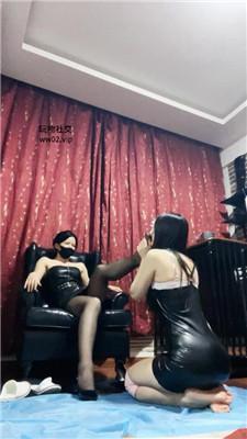 冷颜黑丝美腿踩虐你们的女神犬 bf47111