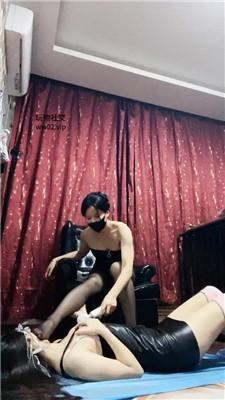 冷颜黑丝美腿踩虐你们的女神犬 bf47111