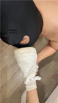 沐沐大大小白鞋白袜踩虐/脚下喂食/吃烟灰喝圣水 JS241117-26