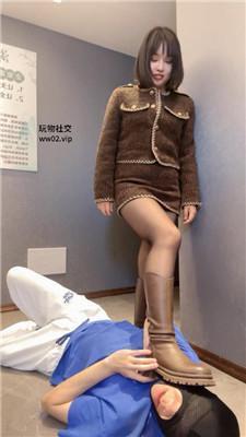 狗哥素人S-臭丝袜脚捂脸窒息/长靴踩虐 bf47112