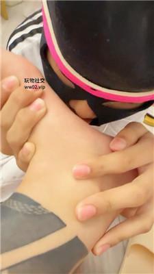 【爱秀套图】【Qi7】纹身精神小妹玉足舔/闻白袜JS241117-5