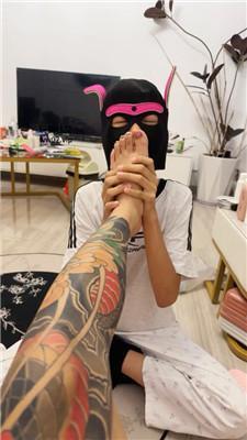 Qi7纹身精神小妹玉足舔/闻白袜 JS241117-5