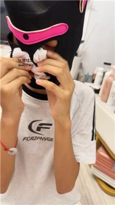 Qi7纹身精神小妹玉足舔/闻白袜 JS241117-5