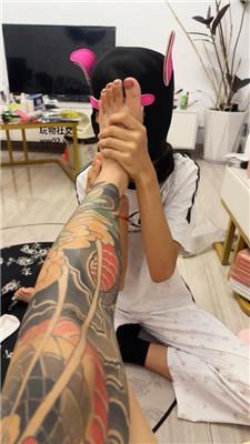 Qi7纹身精神小妹玉足舔/闻白袜 JS241117-5