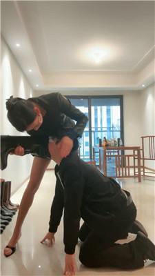 爱丽丝甘愿做茶室女老板的奴隶 bf47106