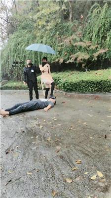 伊晨推荐-双S-雨天户外遛狗犬化 bf47097