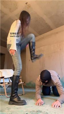 缈缈户外荒地-清理脏长靴/踢踹/脚下喂食 bf47102