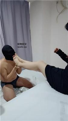 䨮s跪舔黑丝玉足/伺候不好被鞭打 JS241117-2