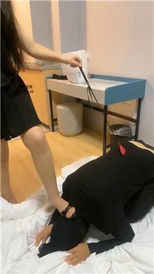 太妹女爹高跟裸足跪舔/鞭打/灌圣水 bf47034