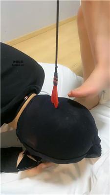 太妹女爹高跟裸足跪舔/鞭打/灌圣水 bf47034