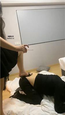 太妹女爹高跟裸足跪舔/鞭打/灌圣水 bf47034