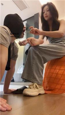 萱萱子吃烟灰/闻超臭棉袜/脏鞋全体重踩踏 bf47039