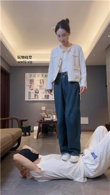 狗哥气质女神素人S-小白鞋白袜踩/臭脚捂脸窒息 bf47063