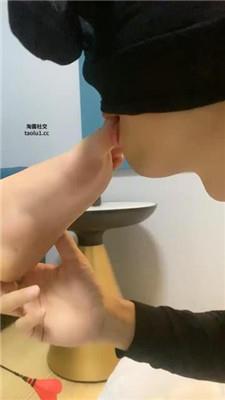 太妹女爹掐乳/吮吸脚趾/灌圣水/反绑虐打 bf47050