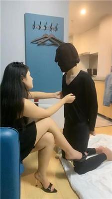 太妹女爹掐乳/吮吸脚趾/灌圣水/反绑虐打 bf47050