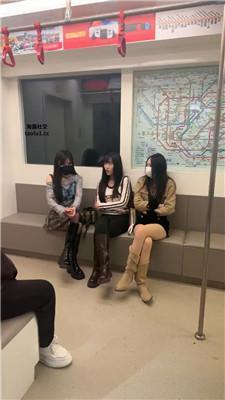 【爱秀套图】【伊晨】推荐-4S-地铁上暴揍猥琐偷拍奴【双视角版】bf47018