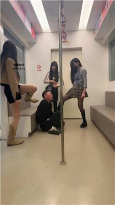 伊晨推荐-4S-地铁上暴揍猥琐偷拍奴双视角版 bf47018