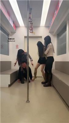 伊晨推荐-4S-地铁上暴揍猥琐偷拍奴双视角版 bf47018