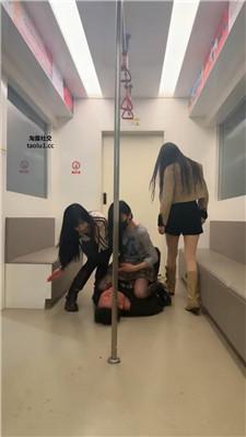 伊晨推荐-4S-地铁上暴揍猥琐偷拍奴双视角版 bf47018