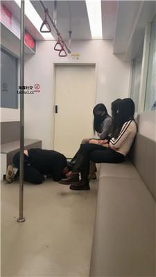 伊晨推荐-4S-地铁上暴揍猥琐偷拍奴双视角版 bf47018