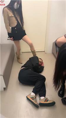 伊晨推荐-4S-地铁上暴揍猥琐偷拍奴双视角版 bf47018