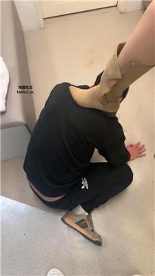 伊晨推荐-4S-地铁上暴揍猥琐偷拍奴双视角版 bf47018