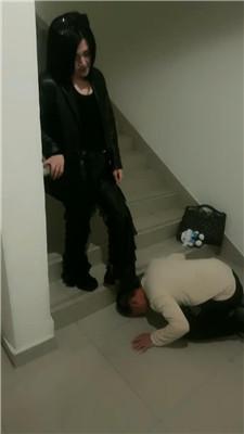 伊潼楼梯间遛狗玩跟踪狂 bf47274