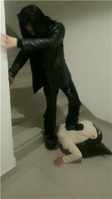 伊潼楼梯间遛狗玩跟踪狂 bf47274