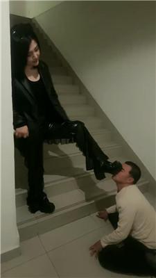 伊潼楼梯间遛狗玩跟踪狂 bf47274