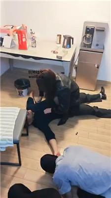 【爱秀套图】【兰州苏苏】舔大盆圣水/舔脏鞋黑丝/强迫鞭打/踩踏踢裆【双视角】bf47214