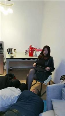 兰州苏苏舔大盆圣水/舔脏鞋黑丝/强迫鞭打/踩踏踢裆双视角bf47214