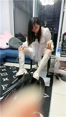 桃子老师脏长靴踩虐舔/强制重口喂食 bf47202