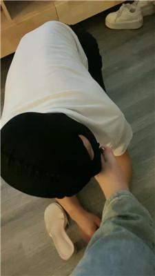 珂儿小主跪舔牛仔裤女神的臭脚丫 JS241120-9