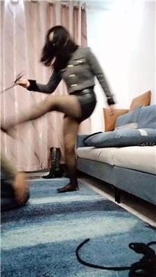 婉婷殿下鞋尖插嘴/高跟长靴踩/黑丝跳踩/脚喂酸奶双视JS241119-23