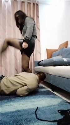 婉婷殿下鞋尖插嘴/高跟长靴踩/黑丝跳踩/脚喂酸奶双视JS241119-23