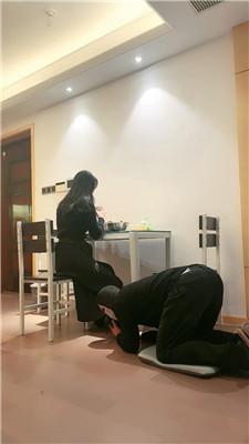 【爱秀套图】【绯闻王妃】桌底狗子伺候用餐-踩头踩狗爪JS241120-5