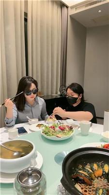 【爱秀套图】【辣姐】母畜-伺候就餐-小白鞋白袜清理舔/吃袜子/头压马桶bf47178