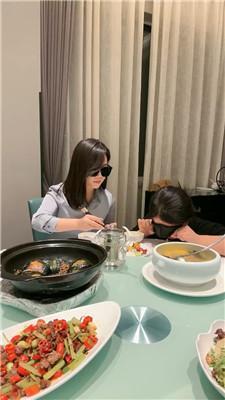 辣姐母畜-伺候就餐-小白鞋白袜清理舔 /吃袜子/头压马桶 bf47178