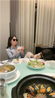 辣姐母畜-伺候就餐-小白鞋白袜清理舔 /吃袜子/头压马桶 bf47178