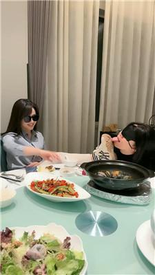 辣姐母畜-伺候就餐-小白鞋白袜清理舔 /吃袜子/头压马桶 bf47178