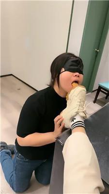 辣姐母畜-伺候就餐-小白鞋白袜清理舔 /吃袜子/头压马桶 bf47178