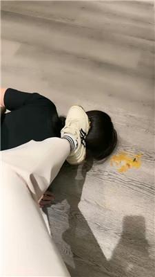 辣姐母畜-伺候就餐-小白鞋白袜清理舔 /吃袜子/头压马桶 bf47178