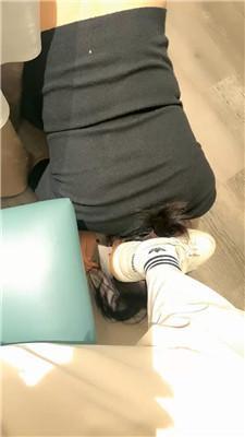 辣姐母畜-伺候就餐-小白鞋白袜清理舔 /吃袜子/头压马桶 bf47178