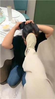 辣姐母畜-伺候就餐-小白鞋白袜清理舔 /吃袜子/头压马桶 bf47178