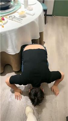 辣姐母畜-伺候就餐-小白鞋白袜清理舔 /吃袜子/头压马桶 bf47178